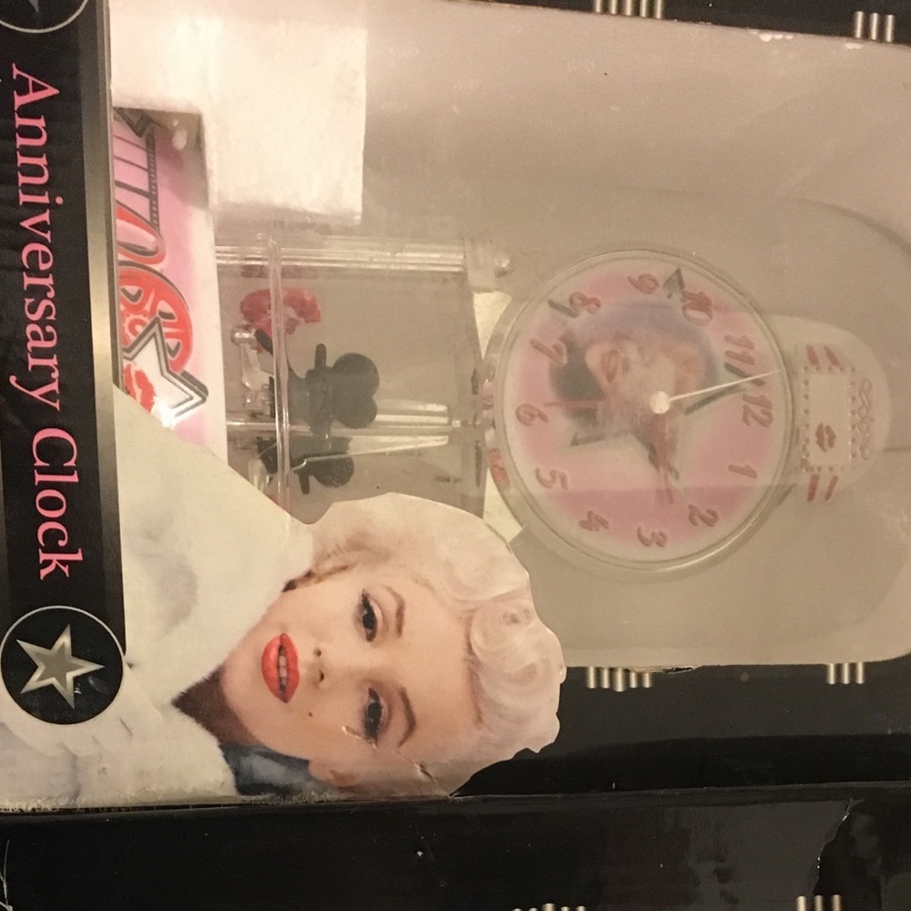 Marilyn Monroe clock